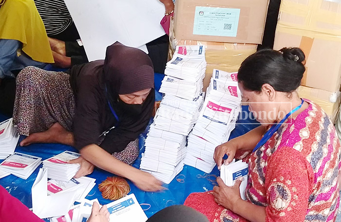 PEMILU: Petugas sortir dan lipat suara fokus meyelesaikan tugas di gudang logistik KPU, di wilayah Kelurahan Mimbaan, Kecamatan Panji, Minggu (21/1).