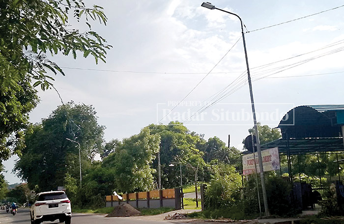SORE HARI: Aktivitas lalu lintas di Desa Kotakan, Kecamatan Kota cukup ramai. Namun kondisi lampu PJU di jalan Situbondo-Bondowos sempat menjadi sasaran aksi pencuria