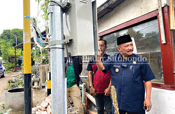 KESAL: Bupati Situbondo, Drs. Karna Suswandi melihat langsung ada KWH PJU yang dirusak di Desa Seletreng, Kecamatan Kapongan, Selasa (23/1) lalu.