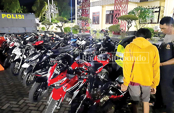 TERKENA RAZIA: Belasan sepeda motor tidak sesuai spek diamankan di halaman Mapolres Situbondo, kemarin (28/1) pukul 01.00 dinihari.