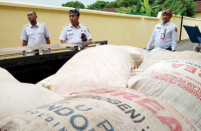 DIPERIKSA : Kepala Dispertangan, Dadang Aries Bintoro mengecek muatan pupuk subsidi yang diamankan Polres Situbondo, di halaman Mapolres Situbondo, Rabu (31/1).