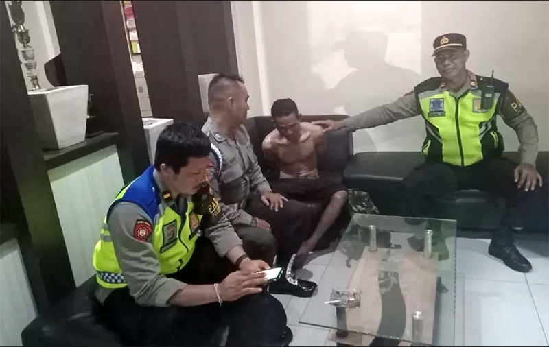 NYARIS DIMASSA: AT diamankan di Polsek Denpasar Barat usai tertangkap mencuri HP milik cewek Michat. (ist)