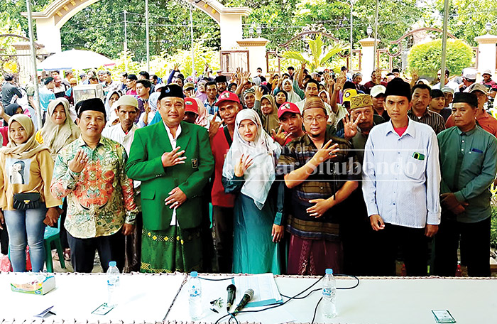 FOTO BERSAMA: Caleg DPR-RI PPP nomor urut empat, Haji. Moch. Mahfud (tengah) didampingi caleg DPRD nomor empat, Nur Imamah (kanan) dan koordinator pemenangan wilayah Situbondo.