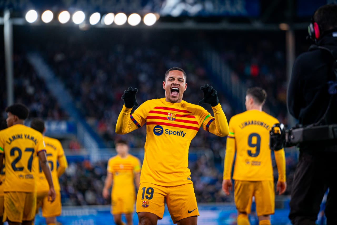 Striker baru FC Barcelona, Vitor Roque berselebrasi setelah mencetak gol ketiga Barca ke gawang Deportivo Alaves, Minggu (4/2) dini hari waktu Indonesia.