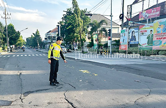 OLAH TKP: Anggota Kanitlaka Polres Situbondo meninjau lokasi kecelakaan di simpang empat traffic light Jalan Raya Argopuro, Kecamatan Panji.