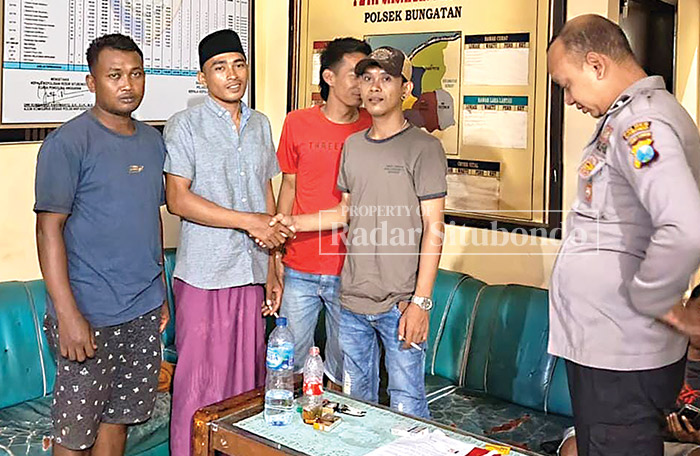 MEDIASI: Polisi RW, Aipda Jaya Firdaus mendamaikan tiga pemuda di kantor Polsek Bungatan, Minggu Malam (4/2).