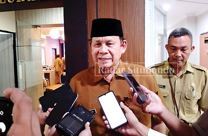 WAWANCARA: Sekda Situbondo, Wawan Setiawan memberikan keterangan kepada wartawan usai melakukan rakor tentang pemilu dengan Forkopimda.