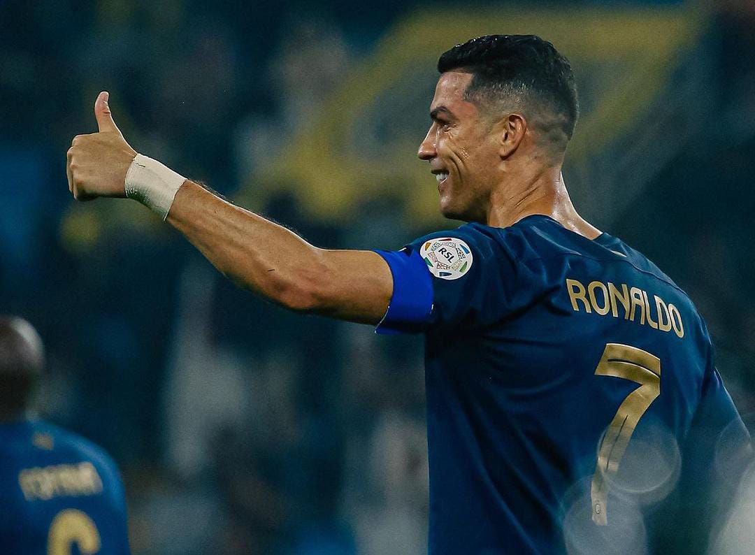 Cristiano Ronaldo mengacungkang jempol dalam salah satu pertandingan Al Nassr.
