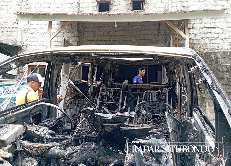 HANGUS: Mobil Toyota Alphard milik Ainur Rofik Wandra Resturiyan yang terbakar di Dusun Cempokosari, Desa Sarimulyo, Kecamatan Cluring pada Jumat (2/2) malam.