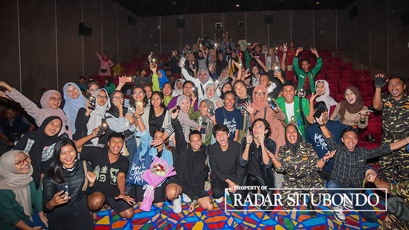 BERLATAR SEJARAH: Para pemeran film Kupu-Kupu Kertas foto bareng penonton usai menyaksikan gala premiere film tersebut di Banyuwangi pada Minggu malam (4/2).