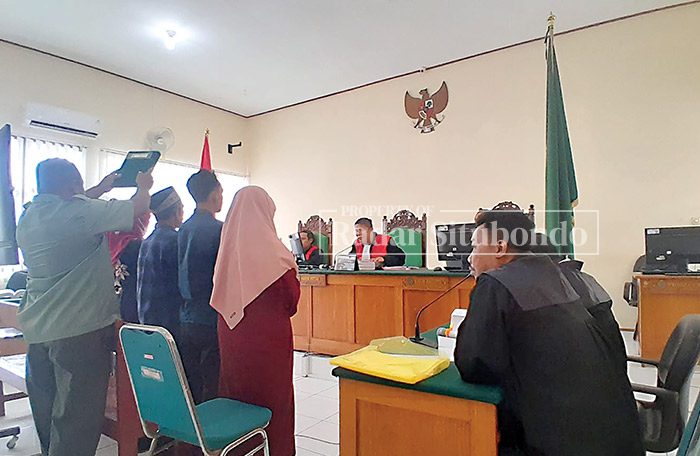 SIDANG LANJUTAN: Sebelum memberikan kesaksian, enam saksi disumpah di hadapan majelis hakim Pengadilan Negeri (PN) Situbondo, kemarin (6/2).