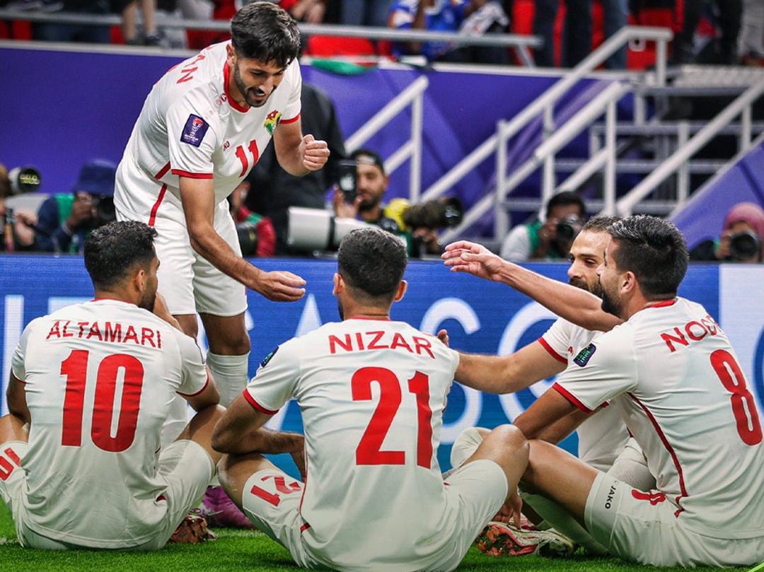 Para pemain Timnas Yordania merayakan gol kemenangan timnya atas Korea Selatan, Selasa (6/2) malam.