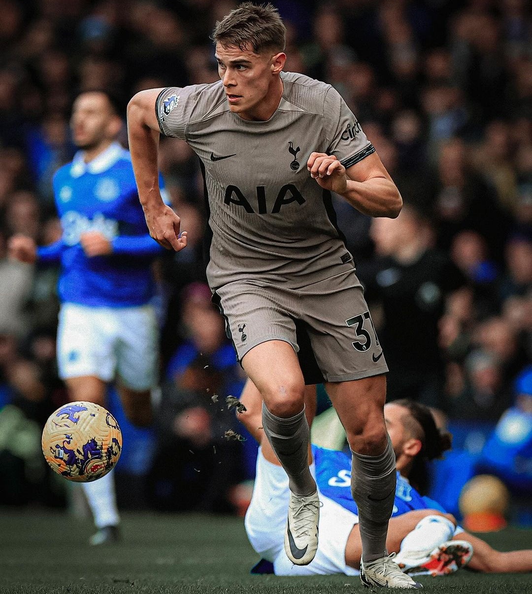 Bek Tottenham Hotspur, Micky Van de Ven saat pertandingan melawan Everton Sabtu (3/2).