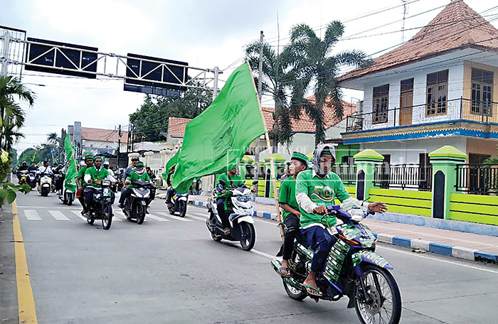 KUASAI JALAN: Sejumlah peserta konvoi PPP tidak menggunakan helm saat melintas di jalan pantura kota situbondo, kemarin (8/2).