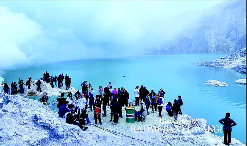 Wisatawan memadati bibir Kawah Ijen. Pada 14 Februari 2024 mendatang wisatawan dilarang mendaki karena ditutup.