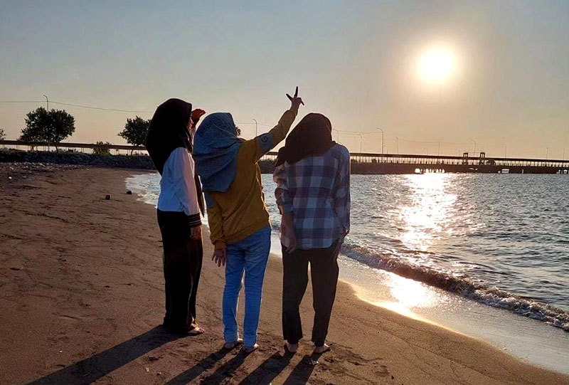 Beberapa remaja tampak berfoto di sekitar area Pelabuhan Jangkar Situbondo.