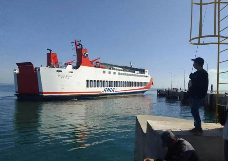 Salah satu Kapal Ferry di Pelabuhan Jangkar yang dioperasikan melayani rute Jawa-Lombok