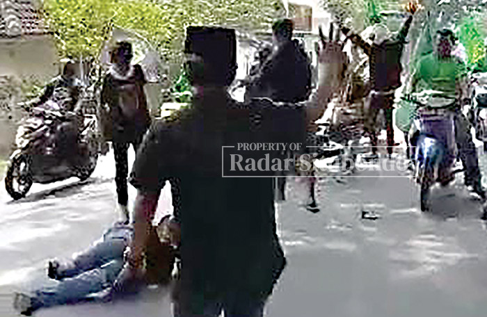 SIMPATISAN PPP: Peserta Konvoi PPP mengalami kecelakaan di Jalan Raya Banyuwangi tepatnya di depan SPBU Lamongan, Kecamatan Arjasa, Kamis lalu (8/2).