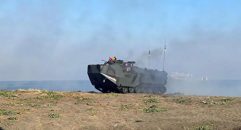 Salah satu pendaratan tank amfibi di sekitar perairan Jangkar, Situbondo.