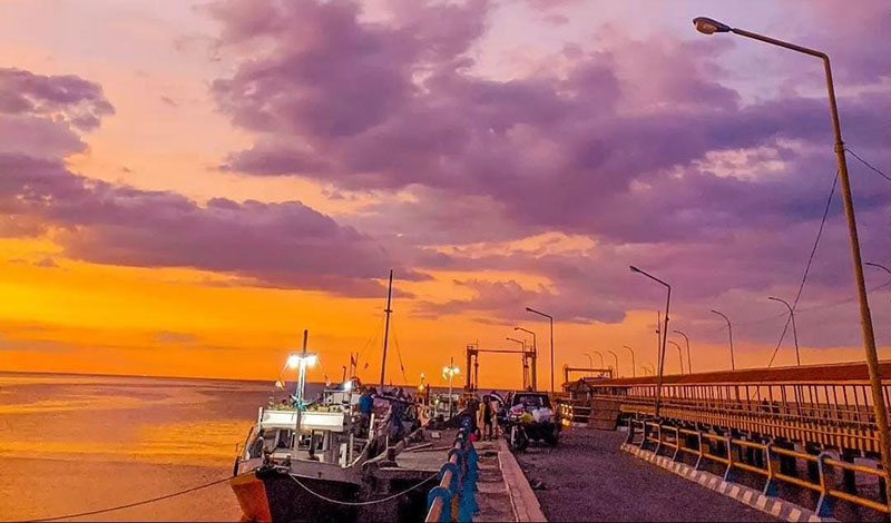 Pelabuhan Jangkar menjadi salah satu spot sunset terbaik di Situbondo.
