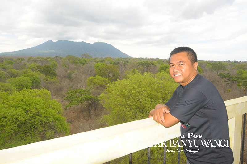 Penulis berada berada di menara pandang Taman Nasional Baluran, Situbondo.