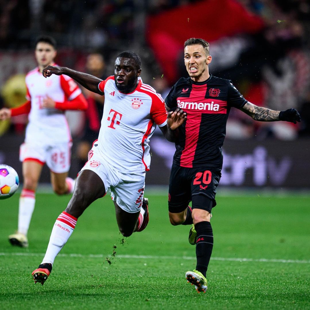 Pemain Bayer Leverkusen, Alejandro Grimaldo berduel dengan bek Bayern Munich, Dayot Upamecano.