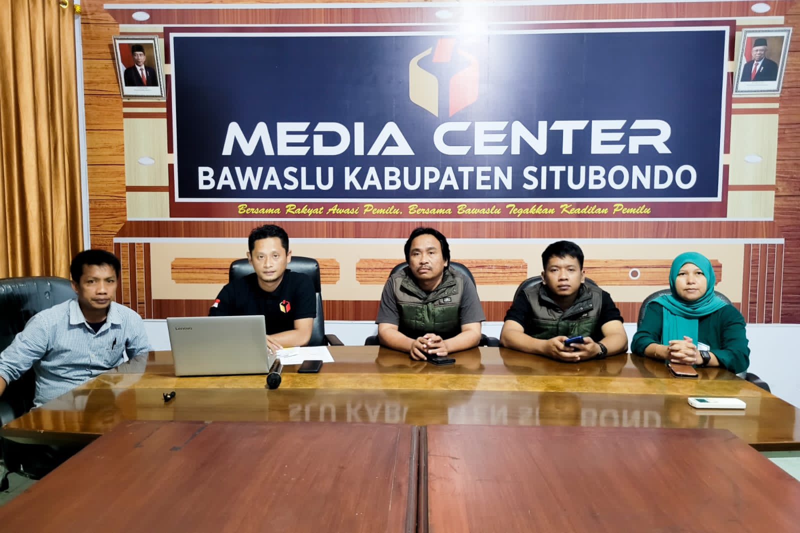 Jajaran komisioner Bawaslu Situbondo menggelar konferensi pers di ruang aula kantor Bawaslu, di wilayah lingkungan Karangasem, Kelurahan Patokan, Kecamatan Kota, Sabtu (10/2) lalu.