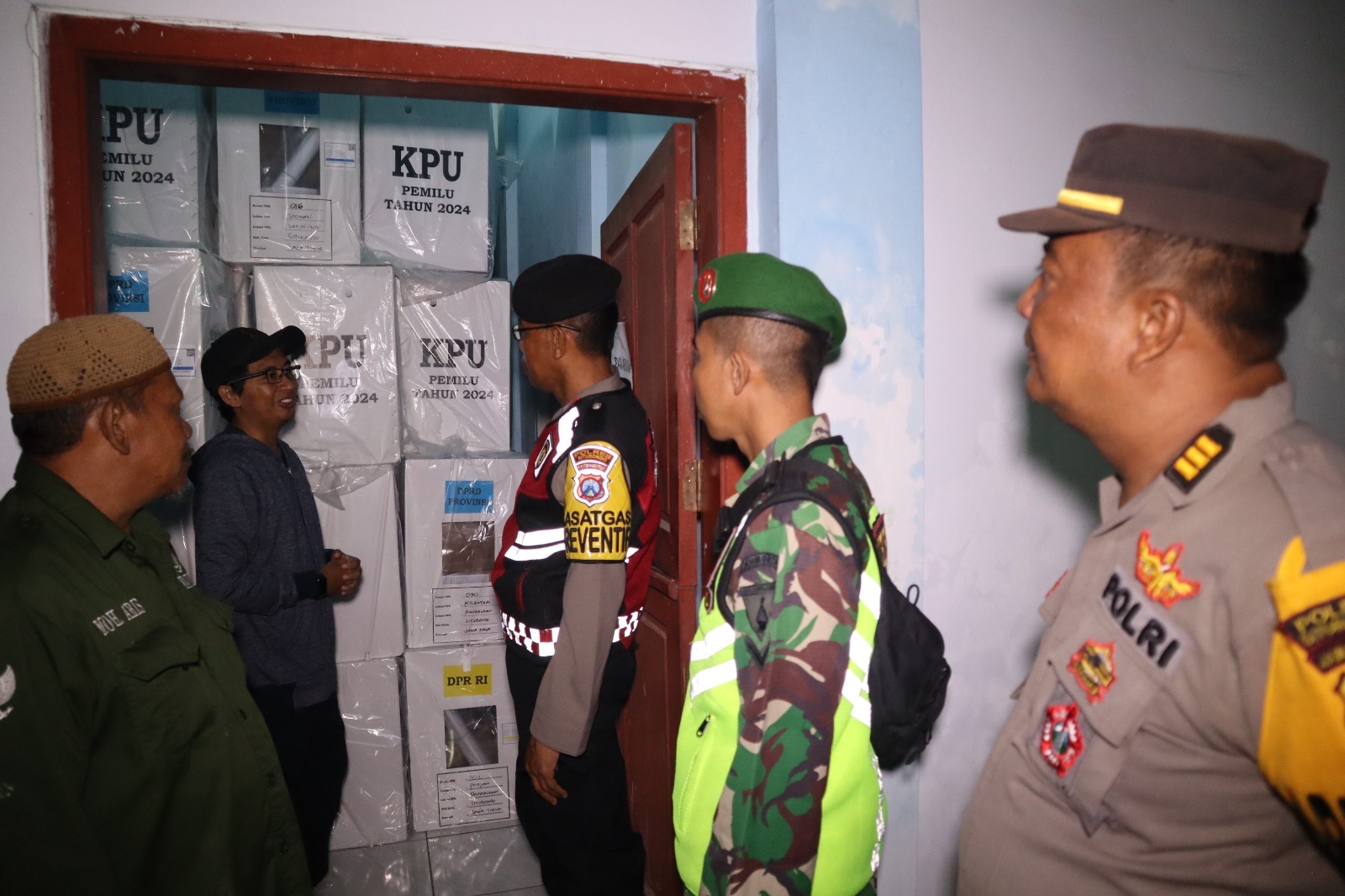 Tim patroli gabungan Polres Situbondo memastikan keamanan penyimpanan logistik pemilu di kawasan Kota Situbondo, Sabtu malam (10/2).