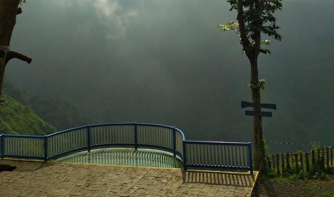 Kondisi wisata Plaza Rengganis, Sumbermalang, Situbondo yang sepi pengunjung.
