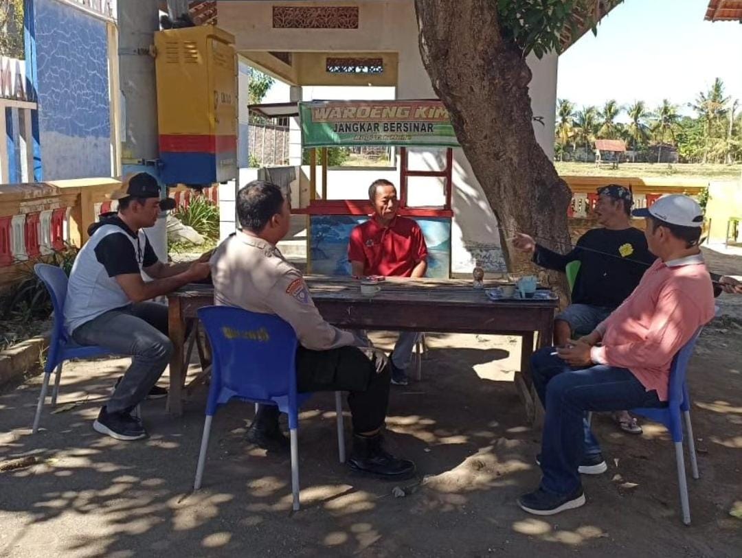 Potret perangkat Desa Jangkar berbincang dengan Bhabinkamtibmas, Jangkar merupakan salah satu desa di Situbondo dengan nama yang unik.