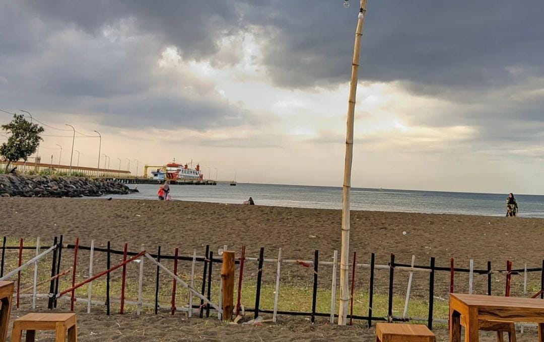 Keindahan Pantai Jangkar yang bersebelahan dengan pelabuhan.