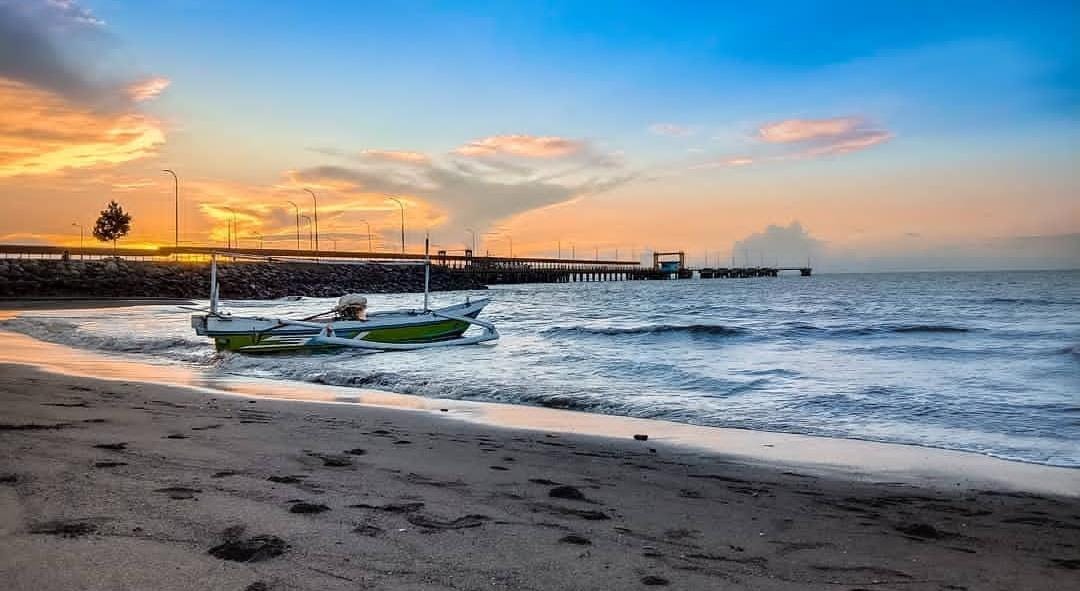 Pantai Jangkar merupakan salah satu wisata yang murah meriah di Situbondo timur karena tanpa karcis masuk.
