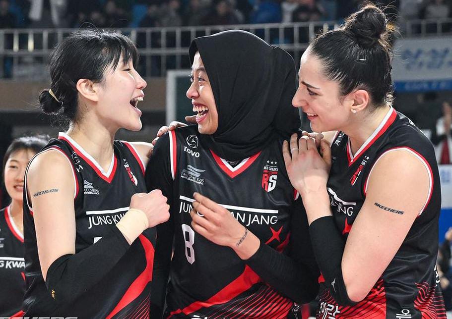 Bintang Voli putri asal Indonesia, Megawati Hangestri Pertiwi  bersama dua rekan timnya setelah pertandingan