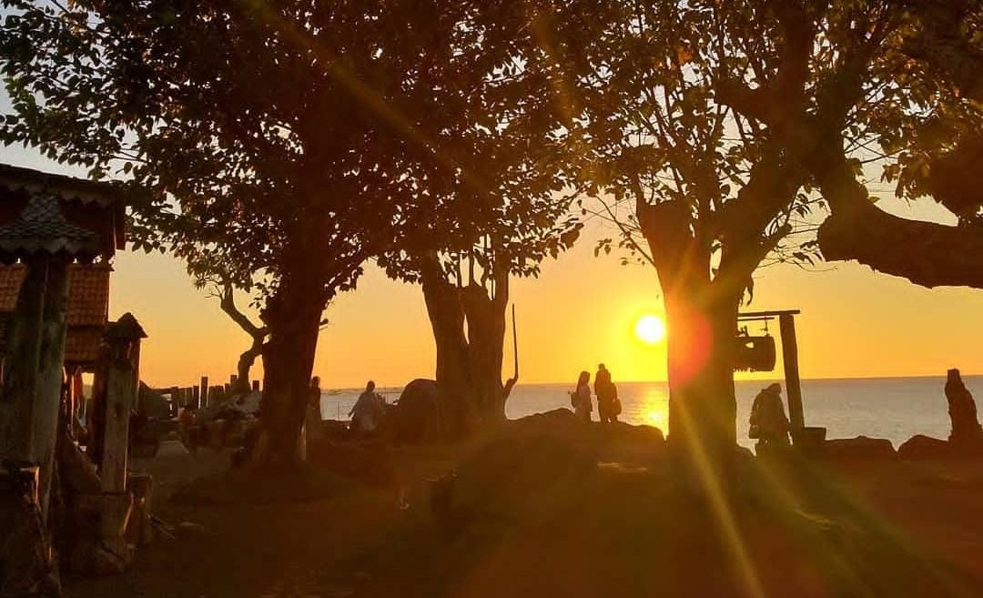 Pemandangan sore hari di Pantai Muara Kasih, Situbondo.