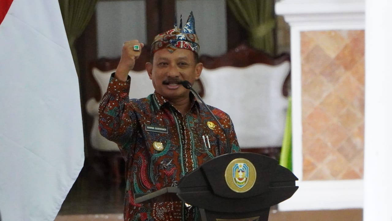 Bupati Situbondo, Drs. Karna Suswandi.
