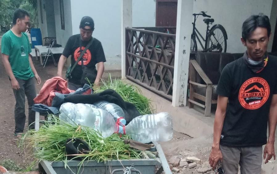 HASIL CURIAN: Tim Patroli Resort Watunumpuk TN. Baluran, Kecamatan Banyuputih, mengantarkan barang bukti curian ke Kantor Polsek Kapongan, Senin lalu (12/2).