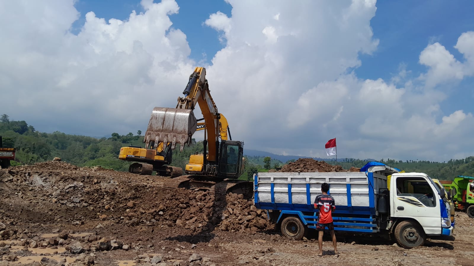 PEMBANGUNAN TOL: Sejumlah pekerja tol probowangi menjahit terpal untuk meratakan lahan tol, di Desa Langkap, Kecamatan Besuki, Selasa(13/2).
