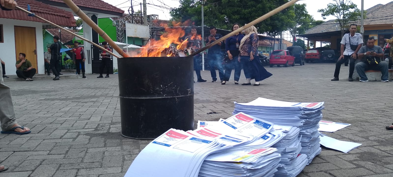 DIMUSNAHKAN : Surat suara yang rusak dibakar dalam drum besi di halaman kantor KPU Situbondo, di Kelurahan Dawuhan, Kecamatan Kota, Selasa (13/2)