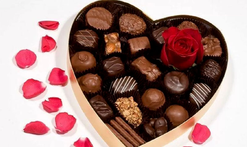 BERBENTUK HATI: Berbagai jenis cokelat dengan hiasan bunga yang menjadi ikon hari kasih sayang. (foto: Kemenkes RI)