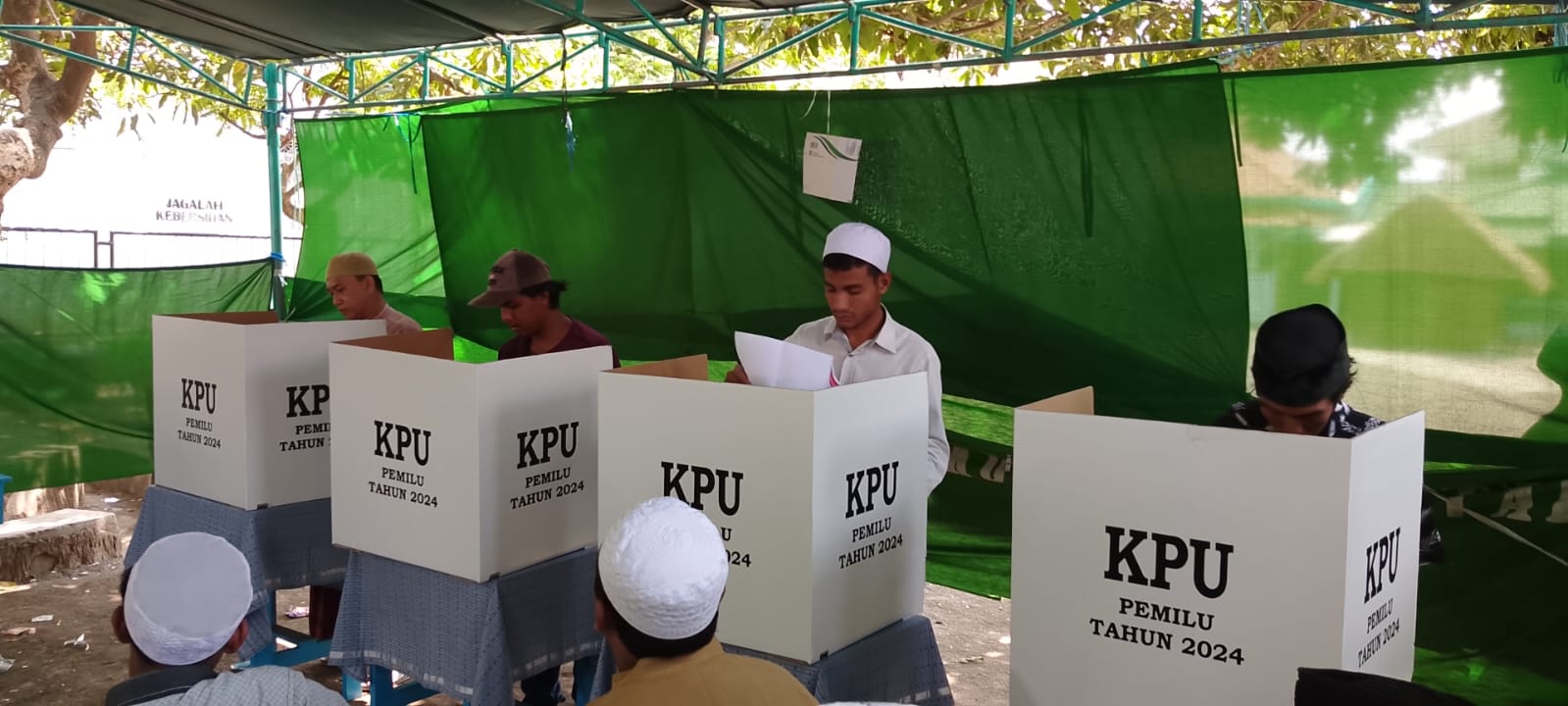 Proses pemungutan suara di salah satu Pondok Pesantren di Kabupaten Situbondo, Rabu (14/2).