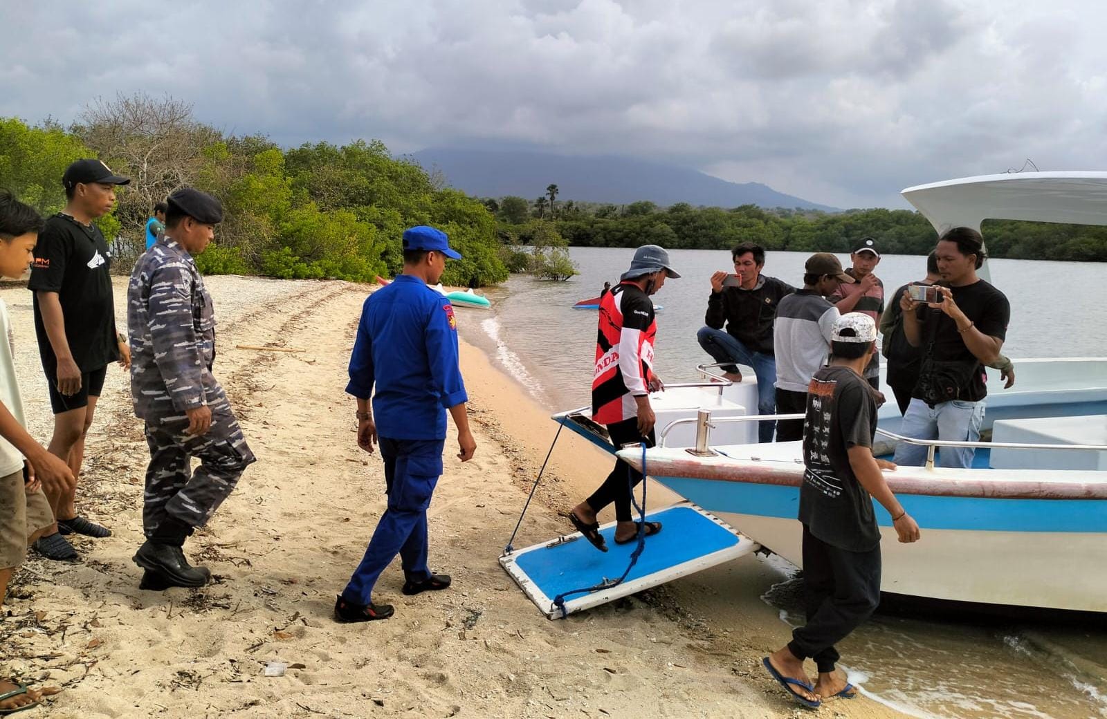 CARI ANAK TENGGELAM: Warga dan Tim Satpolairud Polres Situbondo melakukan pencarian Aril, 16, warga Dusun Ranurejo, Desa Sumberanyar, Kecamatan Banyuputih, Rabu (14/2).