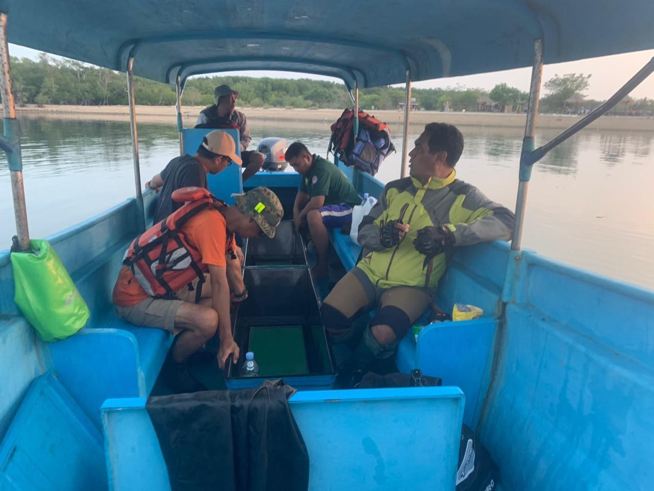 Petugas gabungan saat melakukan penyisiran remaja tenggelam di Pantai Sijile, Baluran, Situbondo.