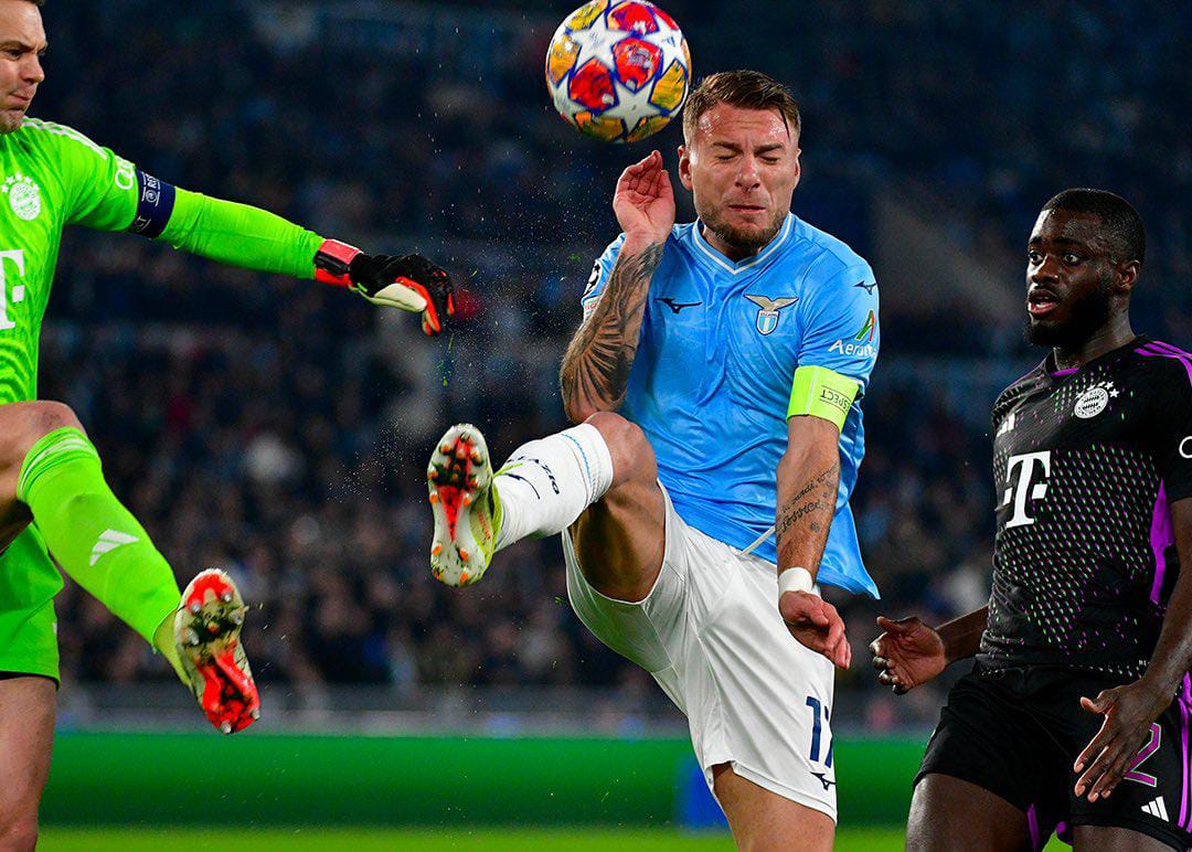 Ciro Immobile menghindari bola buangan dari Manuel Neuer saat pertandingan Lazio Vs Bayern Munich.