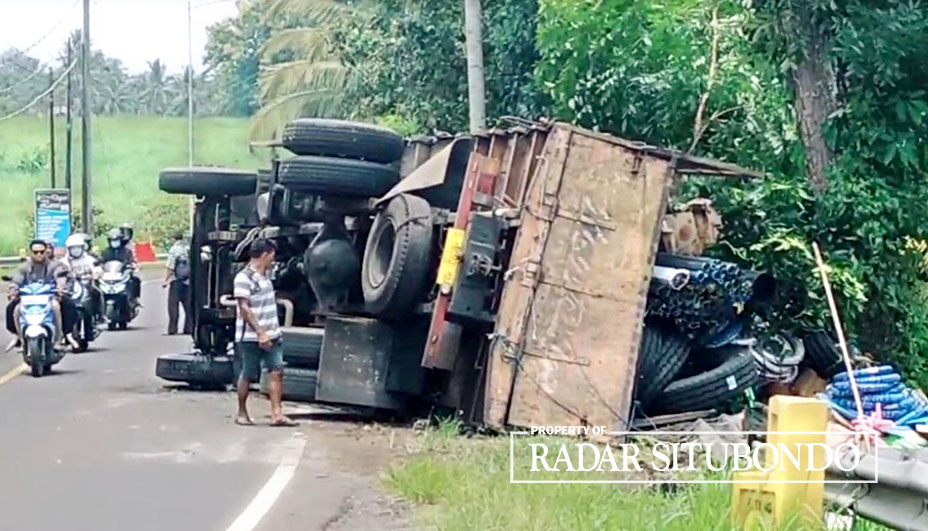 Truk muatan barang elektronik, ban, dan besi bekas terguling di jalan raya Dusun Tegalgondo, Desa Kajarharjo, Kecamatan Kalibaru, Banyuwangi Rabu (14/2).