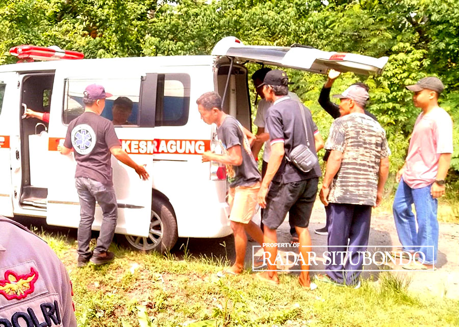 PERTOLONGAN MEDIS: Warga membawa Ngatiyem ke Puskesmas terdekat menggunakan ambulans dari TPS 12 Desa Seneporejo, Kecamatan Siliragung, Rabu (14/2).