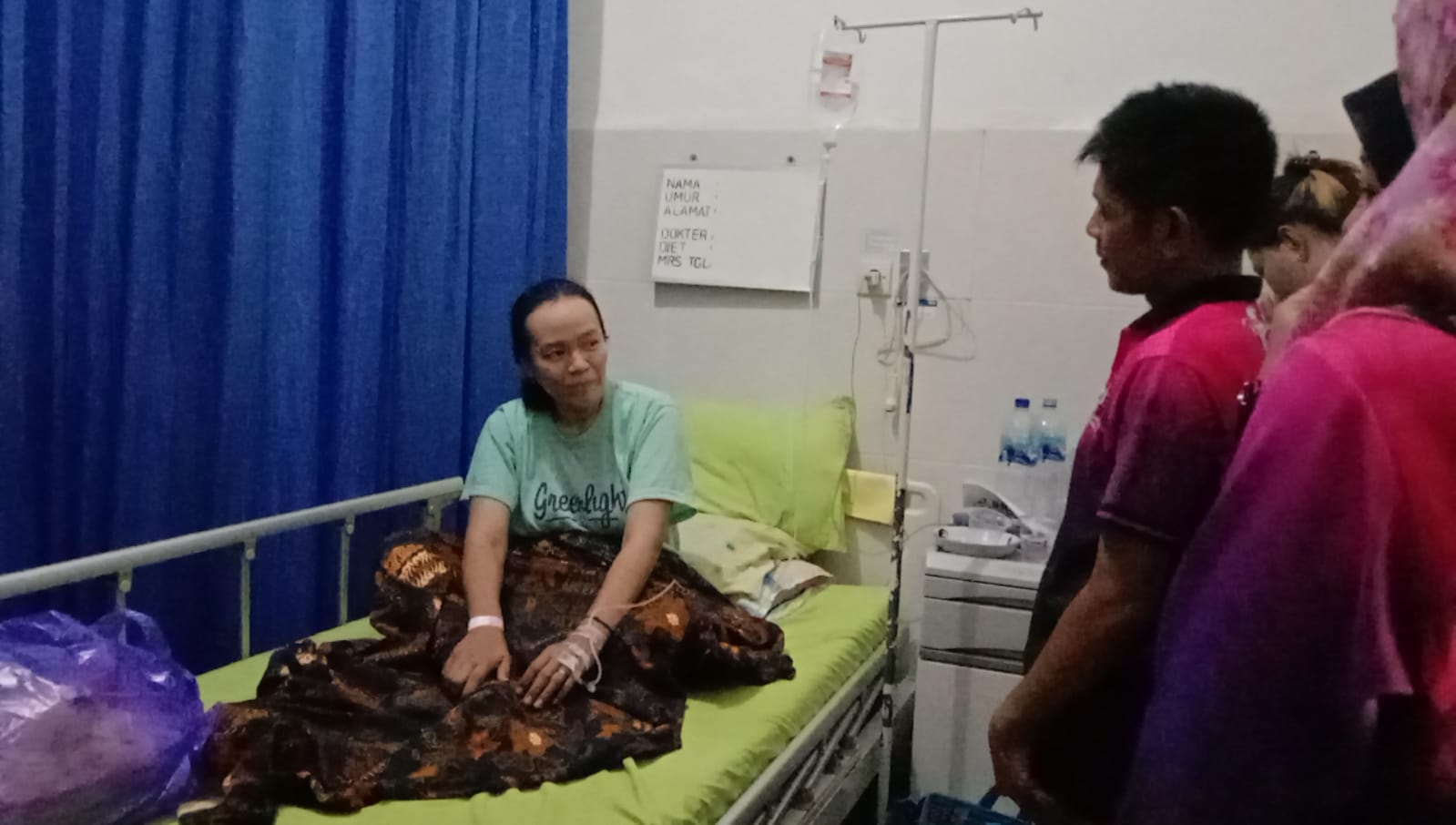 RAWAT INAP: Anggota panitia pemilihan umum kecamatan, (PPK) Kecamatan/Kota Situbondo, menjenguk salah satu petugas KPPS di rumah sakit Elisabeth Situbondo, Kamis (15/2).