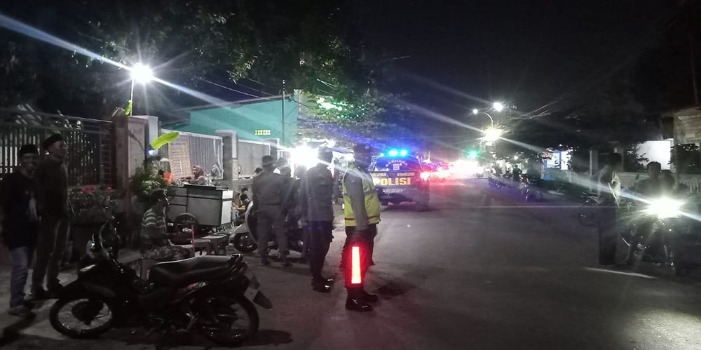 Polsek Kapongan Situbondo saat membubarkan rencana konvoi.