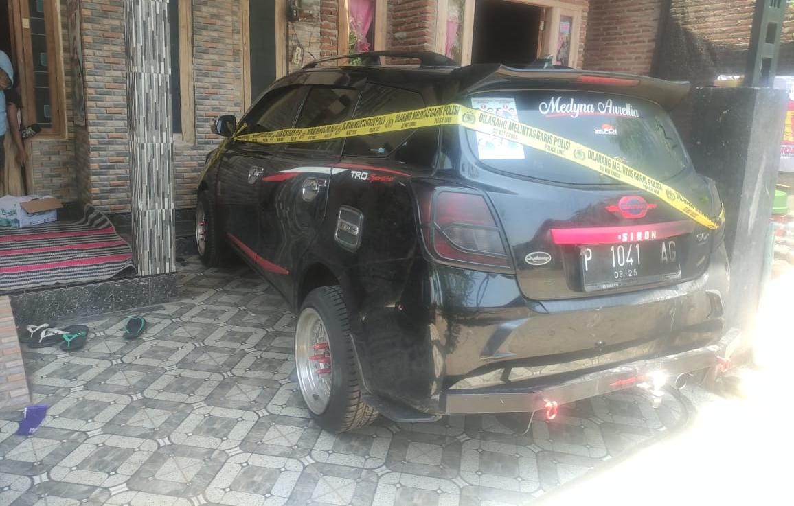 DIGARIS POLISI: Putu Budi Darmayasa, warga Dusun Paras, Desa Duwet, Kecamatan Panarukan, menunjukkan mobil yang terbakar, Jum
