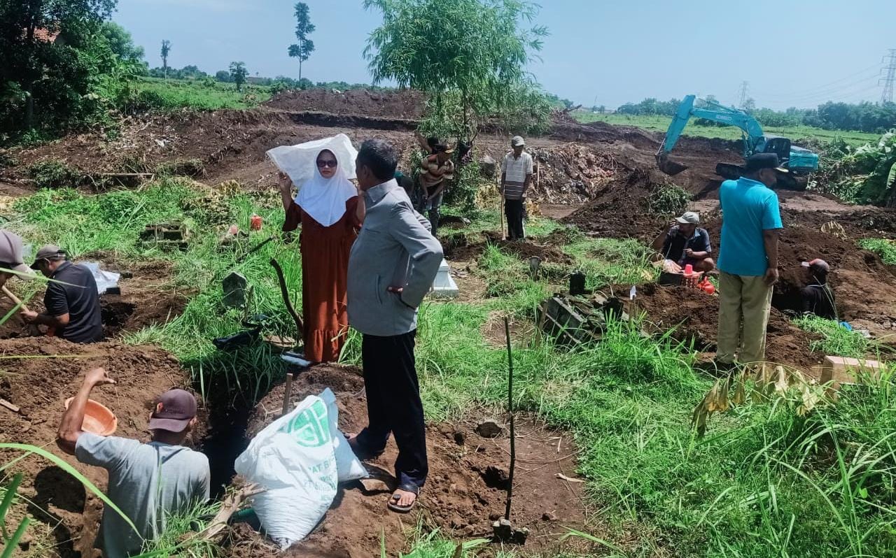 BONGKAR KUBUR: Warga Dusun Sanggaran, Desa Blimbing, Kecamatan Besuki, membongkar puluhan kubur, minggu (18/2).