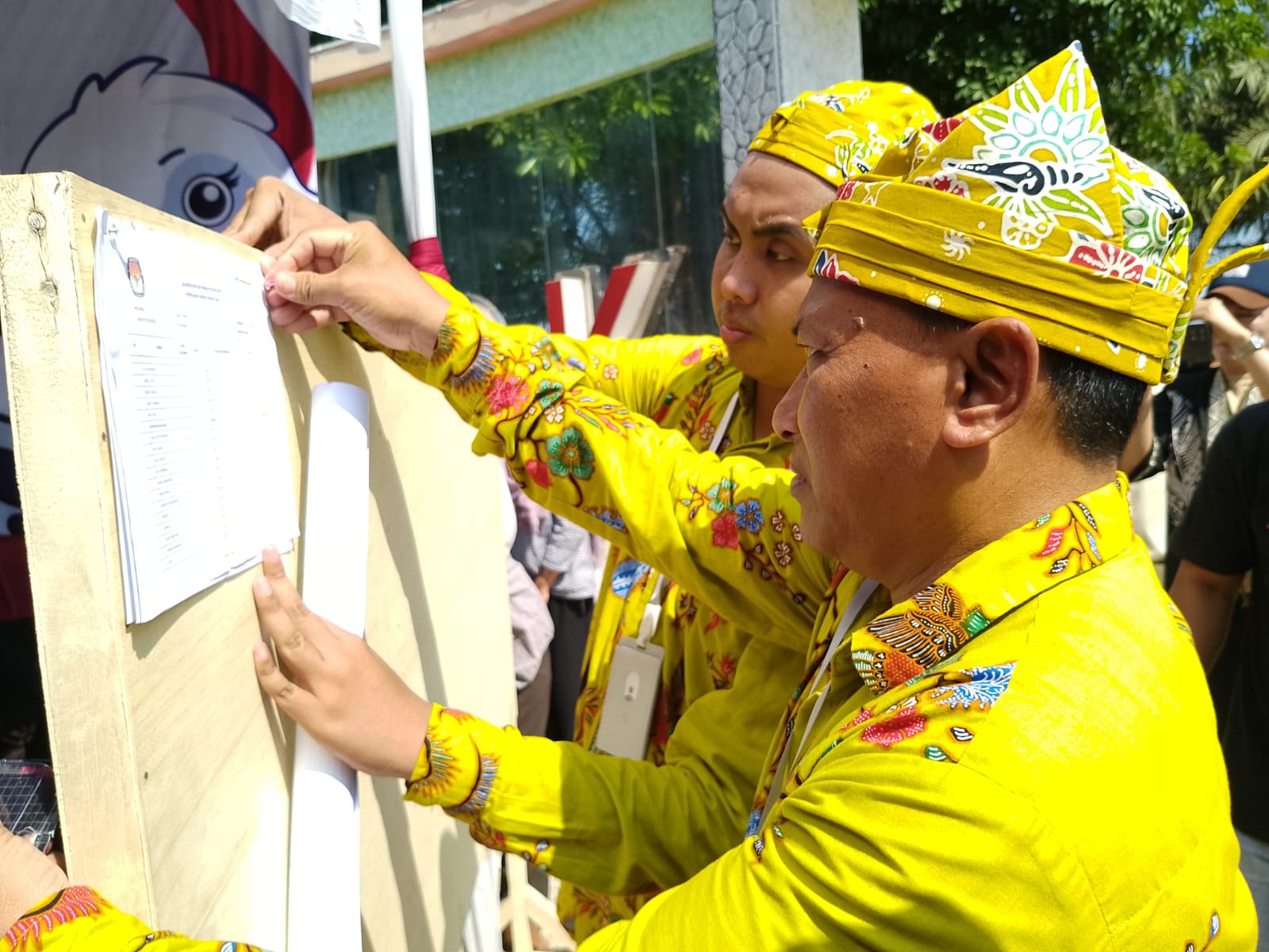 PEMUNGUTAN SUARA : Petugas KPPS menempel nama-nama peserta pemilu di papan pengumuman, di Desa Bletok, Kecamatan Bungatan, beberapa waktu lalu.